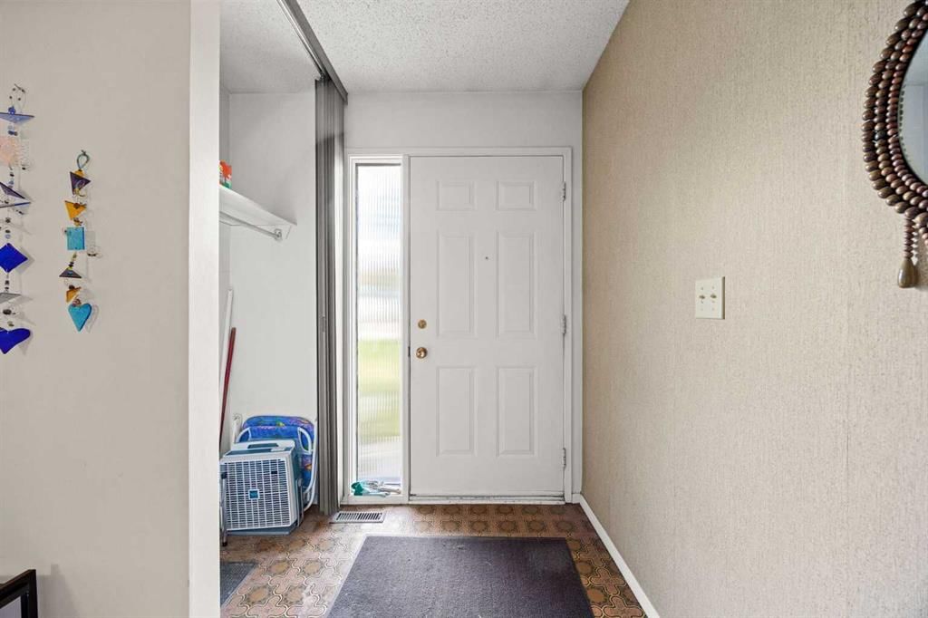 8, 4940 39 Avenue SW, Calgary — photo 2 of 23