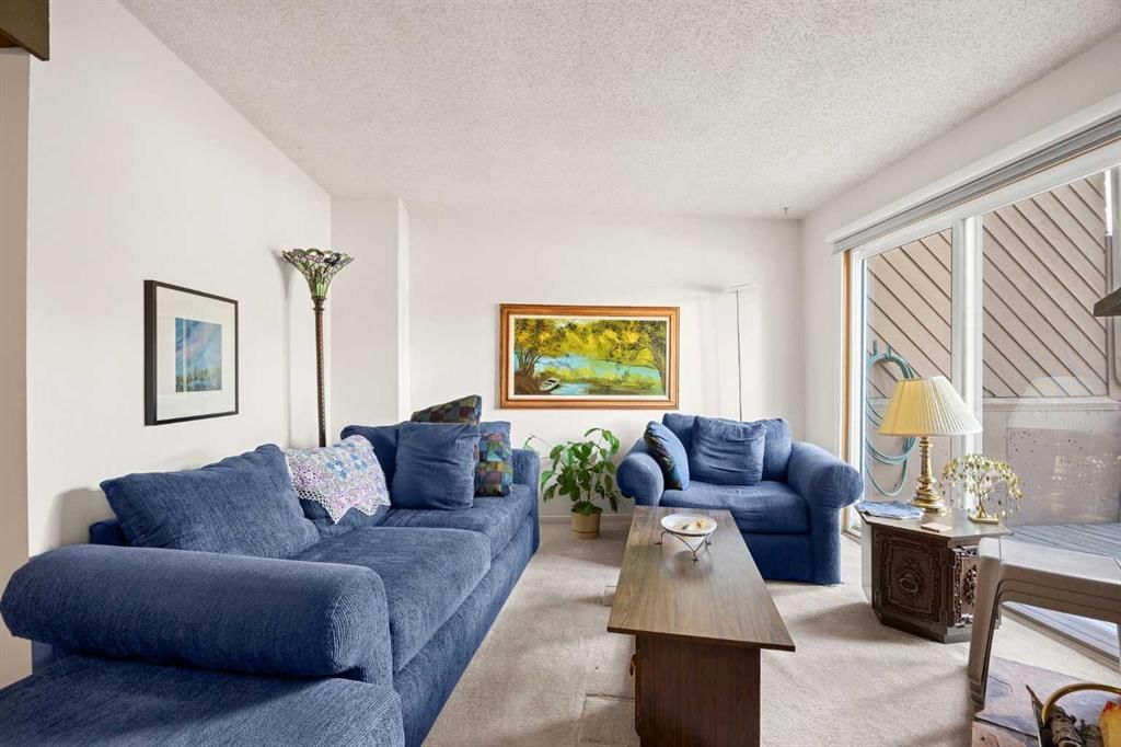 8, 4940 39 Avenue SW, Calgary — photo 4 of 23