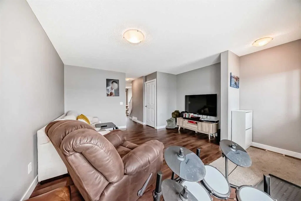 49 Aspen Hills Drive SW, Calgary — photo 4 of 22