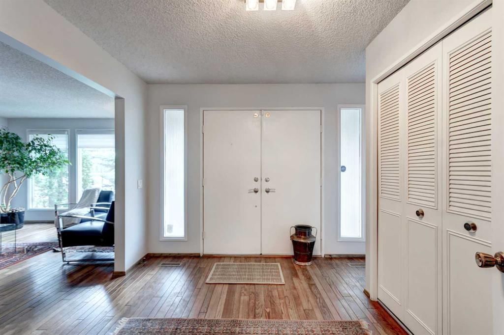 304 Lake Mead Crescent SE, Calgary — photo 2 of 41
