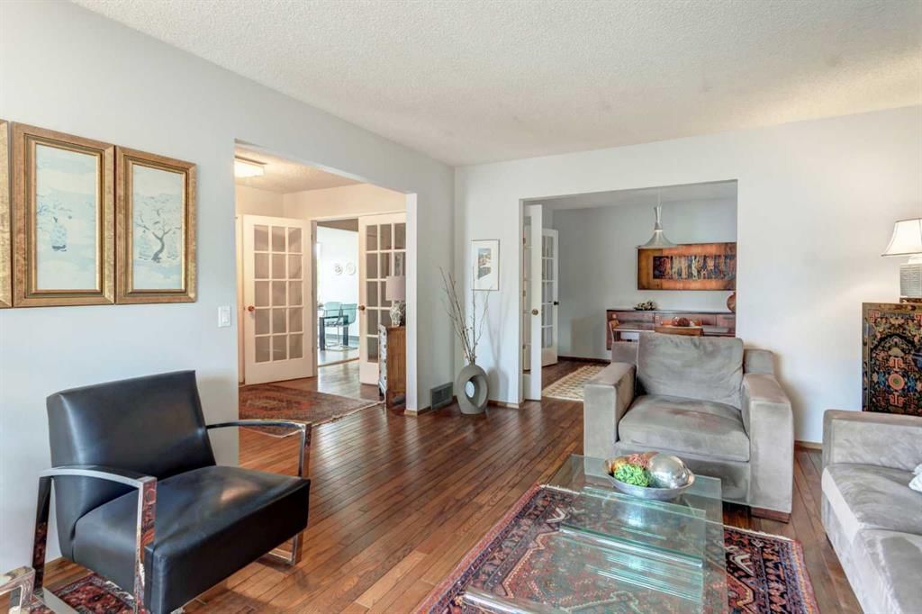 304 Lake Mead Crescent SE, Calgary — photo 4 of 41