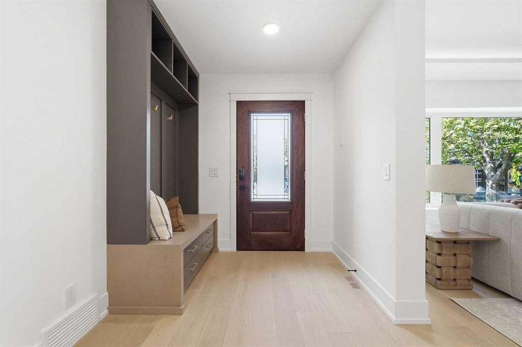 60 Lake Lucerne Close SE, Calgary — photo 3 of 50