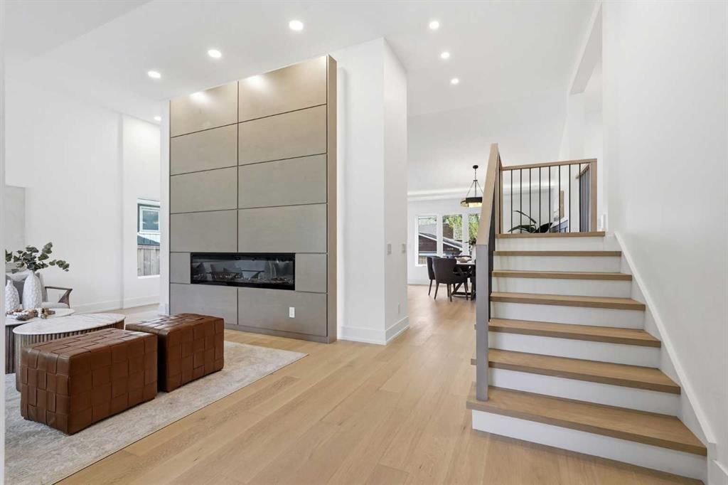 60 Lake Lucerne Close SE, Calgary — photo 4 of 50