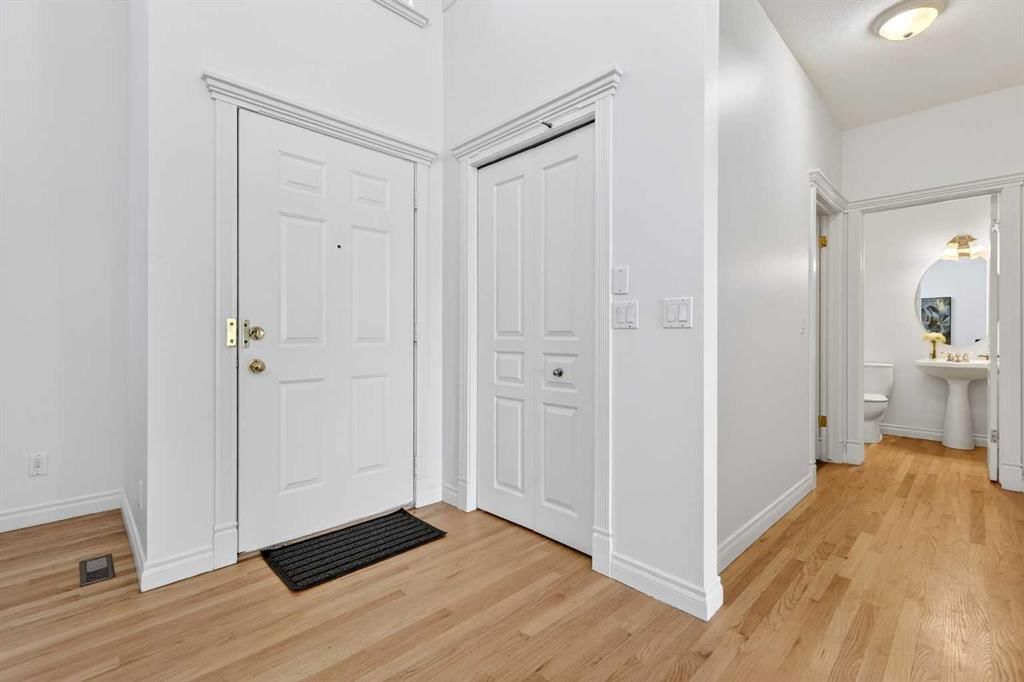 34 Sienna Park Place SW, Calgary — photo 3 of 50