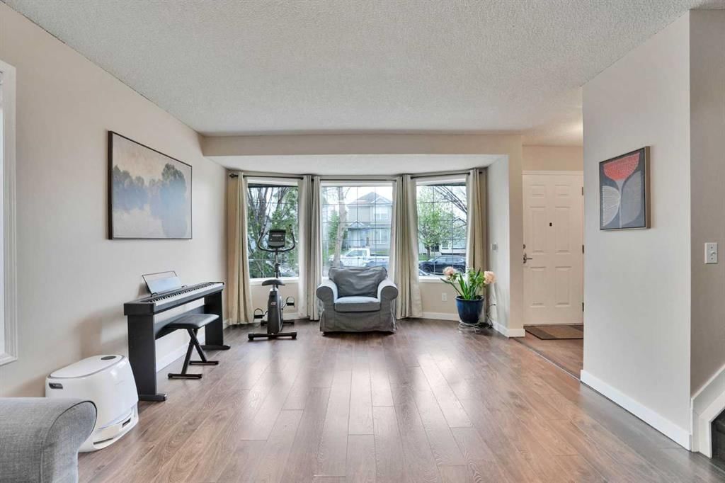 67 Somervale Drive SW, Calgary — photo 3 of 33
