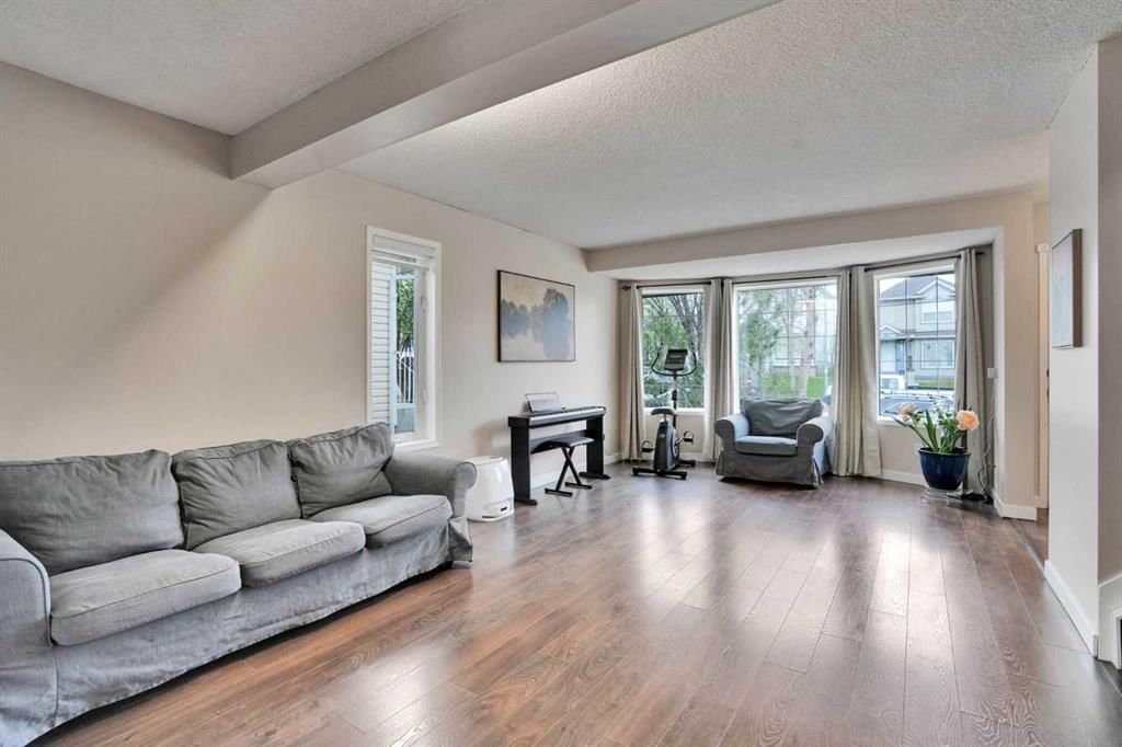 67 Somervale Drive SW, Calgary — photo 4 of 33