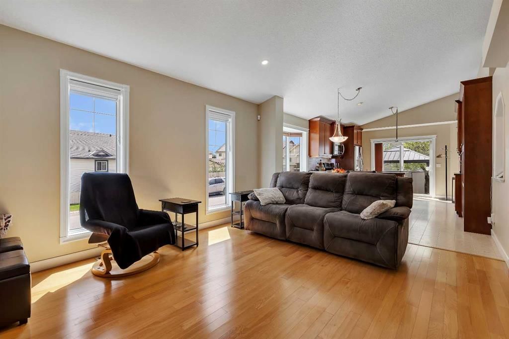 16371 Somercrest Street SW, Calgary — photo 2 of 44