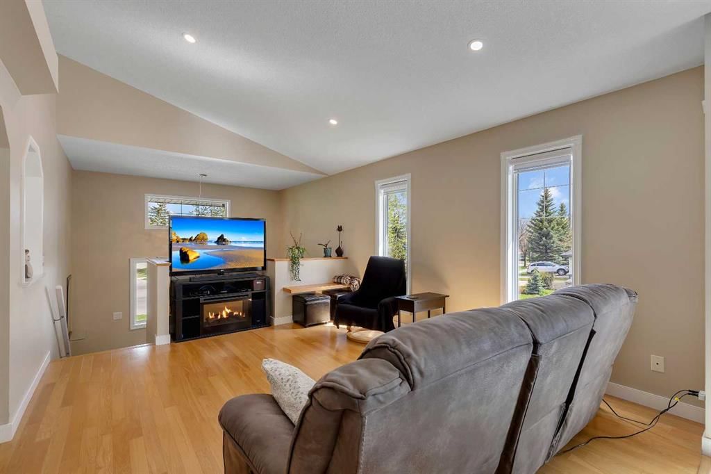 16371 Somercrest Street SW, Calgary — photo 3 of 44