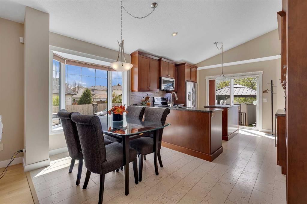 16371 Somercrest Street SW, Calgary — photo 4 of 44