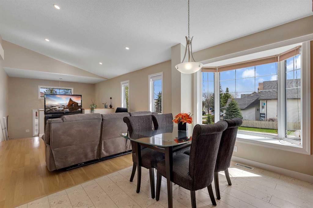 16371 Somercrest Street SW, Calgary — photo 5 of 44
