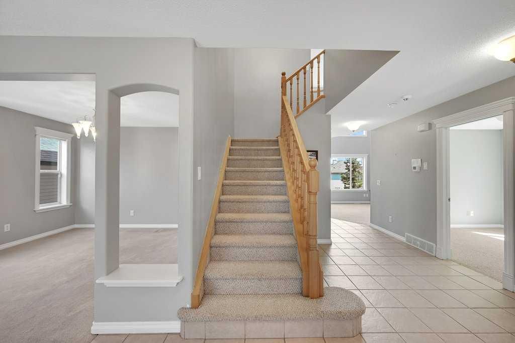 8 Valley Creek Crescent NW, Calgary — photo 5 of 47