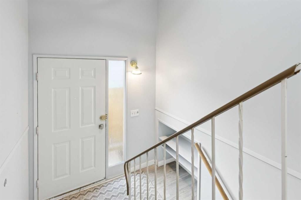 1121 Berkley Drive NW, Calgary — photo 3 of 36