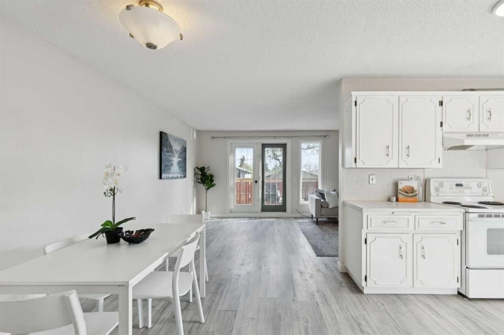 1121 Berkley Drive NW, Calgary — photo 4 of 36