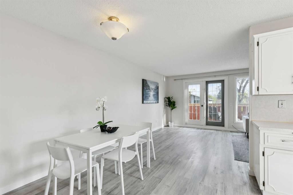 1121 Berkley Drive NW, Calgary — photo 5 of 36