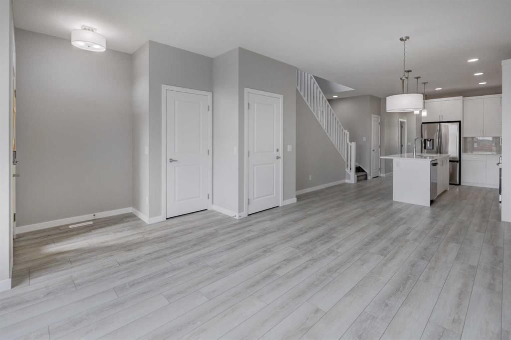 51 lewisburg Manor NE, Calgary — photo 5 of 40
