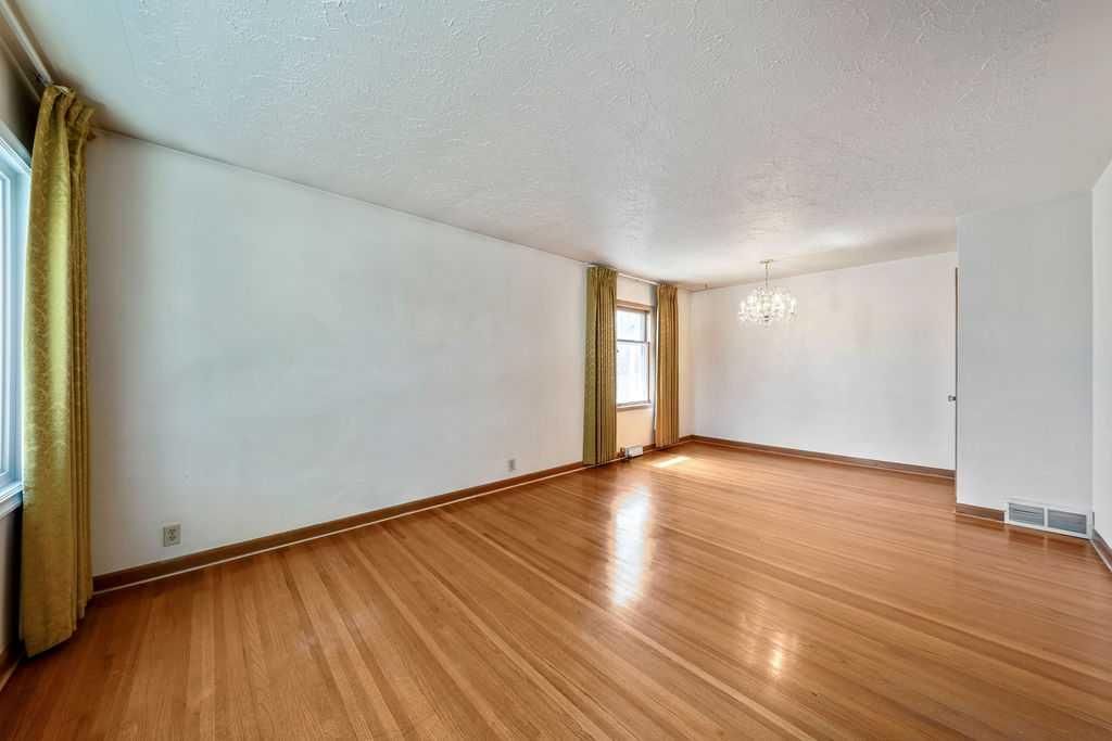 1447 Renfrew Drive NE, Calgary — photo 2 of 22