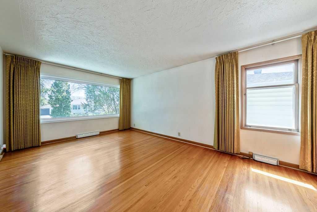 1447 Renfrew Drive NE, Calgary — photo 3 of 22