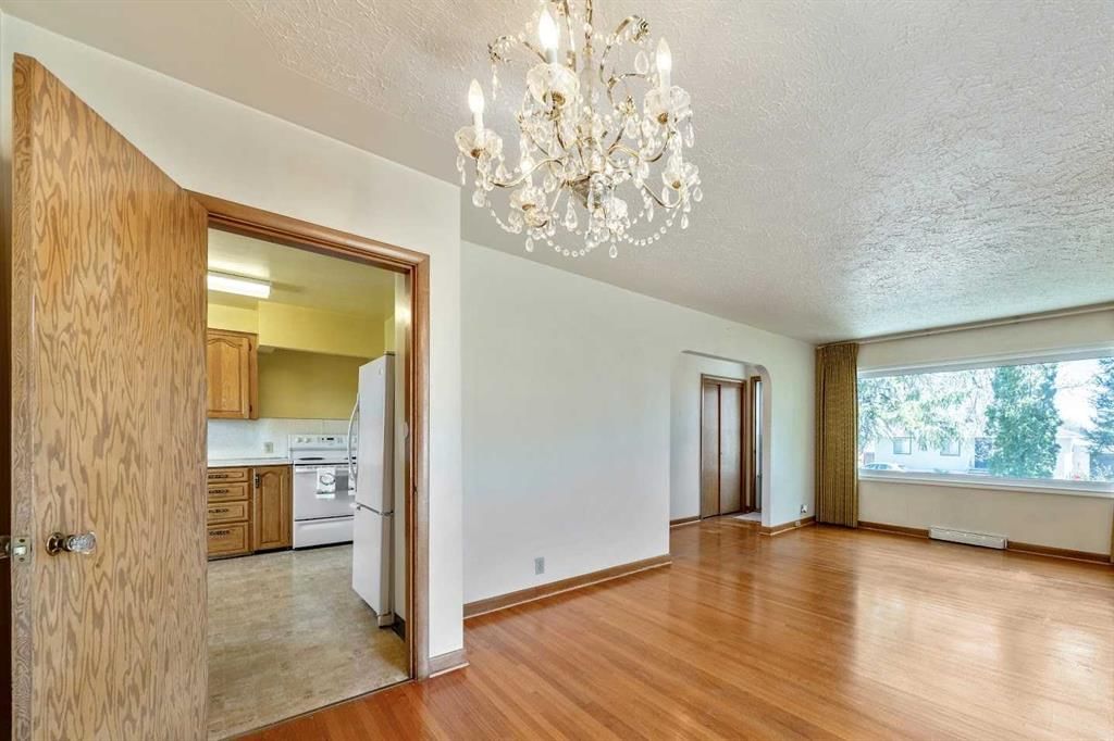 1447 Renfrew Drive NE, Calgary — photo 4 of 22