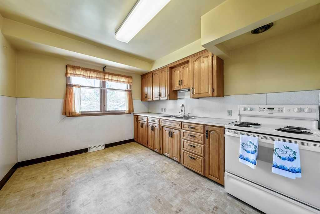 1447 Renfrew Drive NE, Calgary — photo 5 of 22