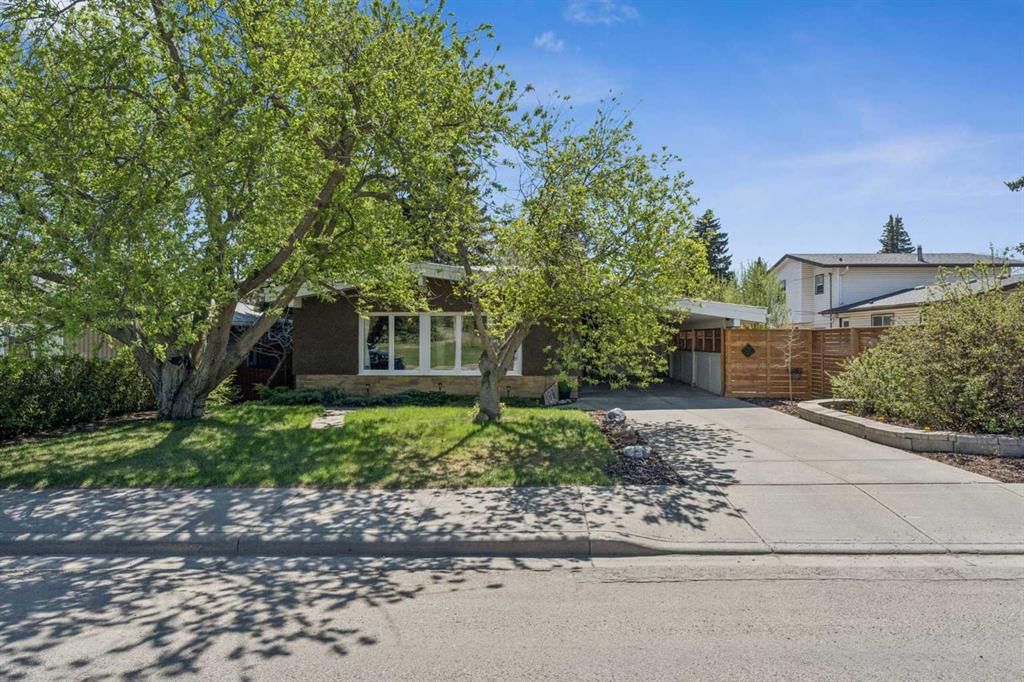 1043 32 Avenue NW, Calgary — main listing photo