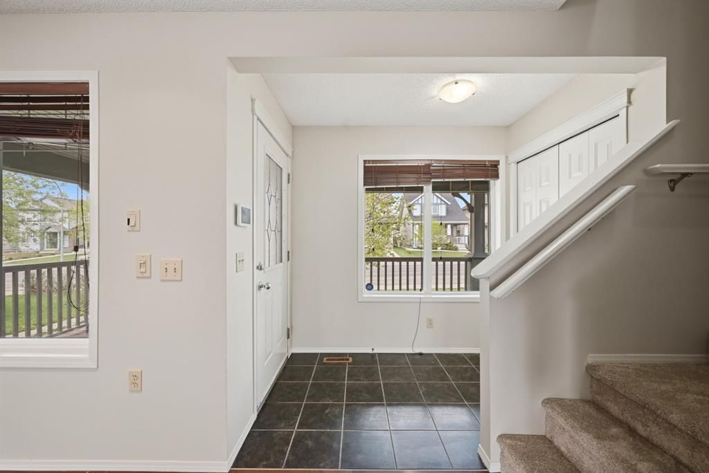 646 Everridge Drive SW, Calgary — photo 5 of 48