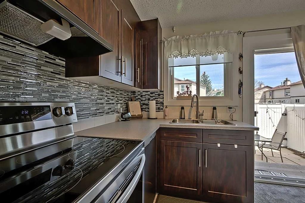 72 Deerpoint Road SE, Calgary — photo 3 of 20
