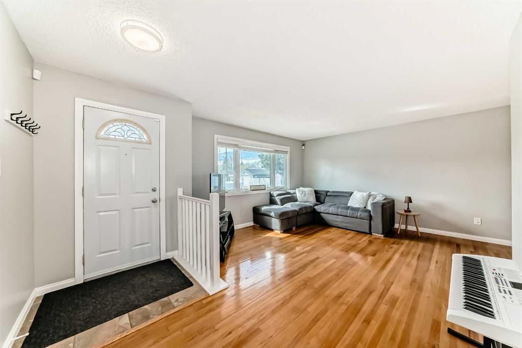 5104 Marshall Road NE, Calgary — photo 4 of 50