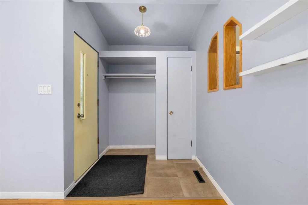 630 69 Avenue SW, Calgary — photo 2 of 25