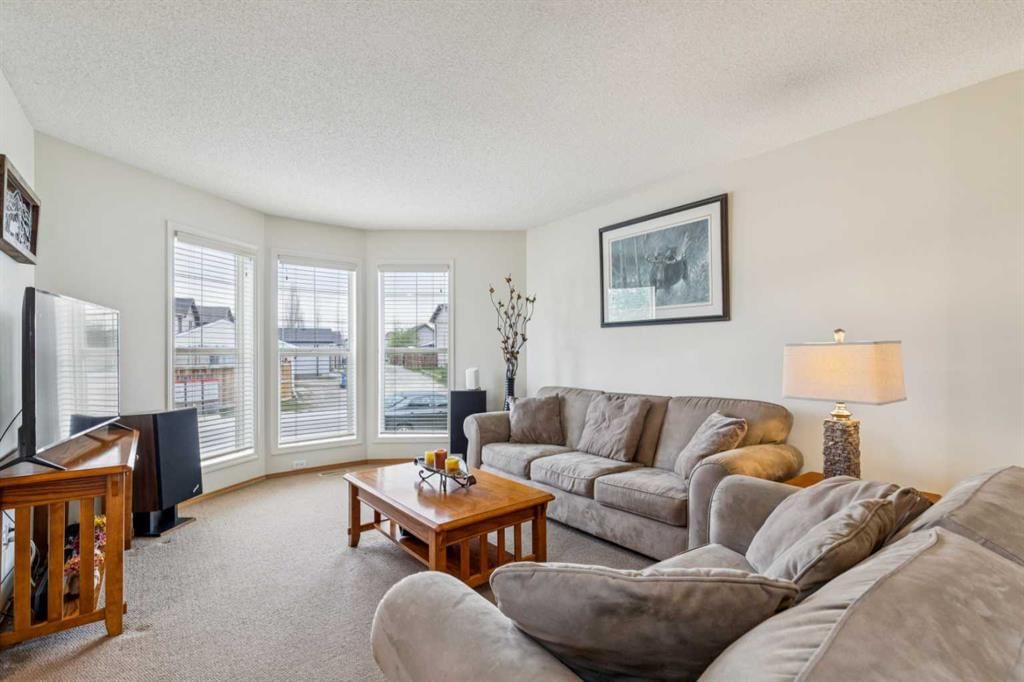 146 Cranberry Close SE, Calgary — photo 3 of 24