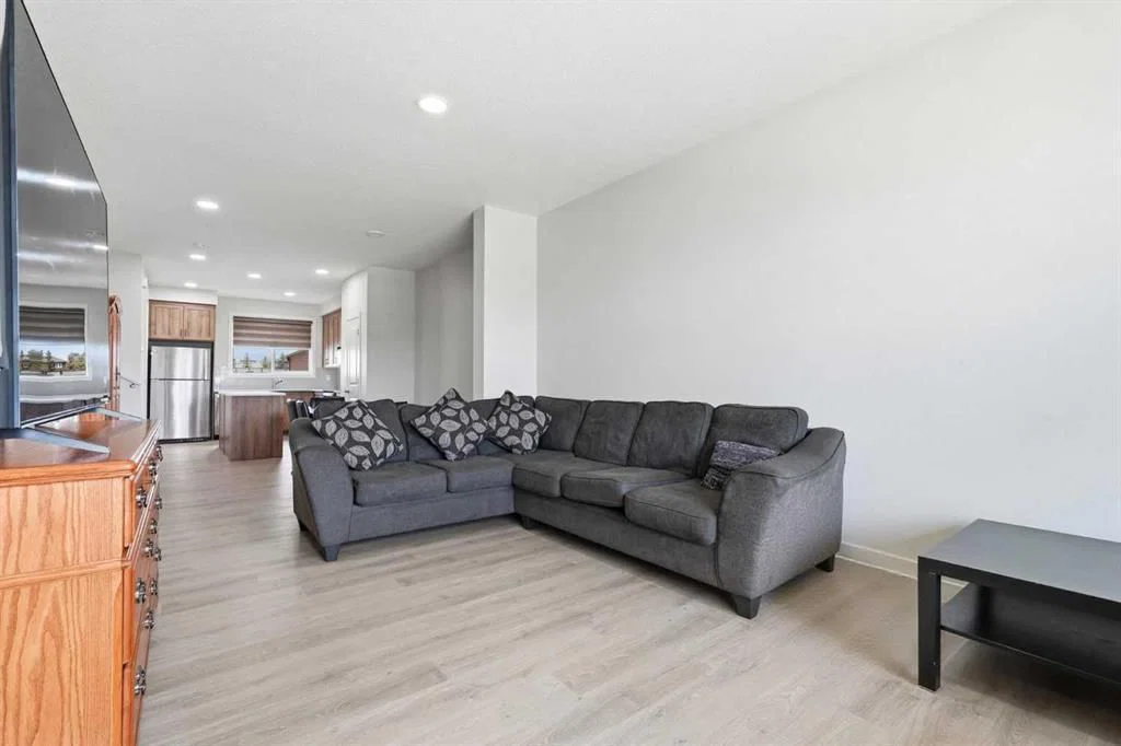 1612 Rangeview Drive SE, Calgary — photo 3 of 32