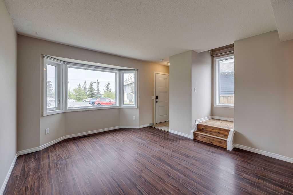 232 Bedfield Court NE, Calgary — photo 2 of 32