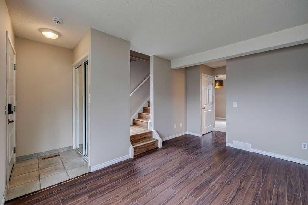 232 Bedfield Court NE, Calgary — photo 3 of 32