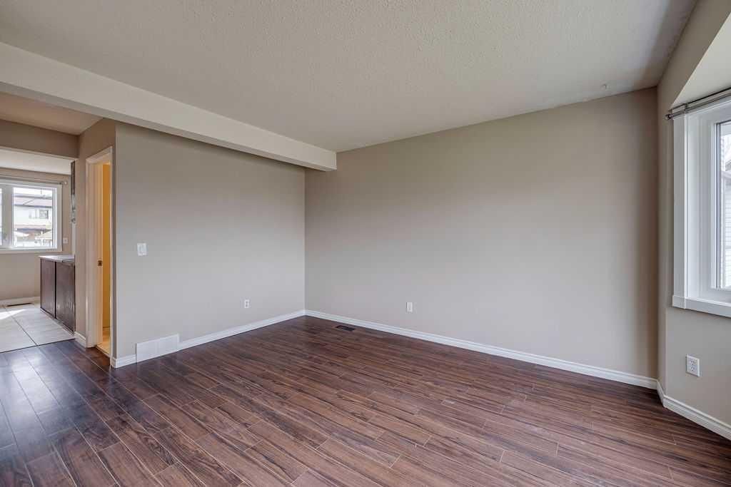 232 Bedfield Court NE, Calgary — photo 4 of 32