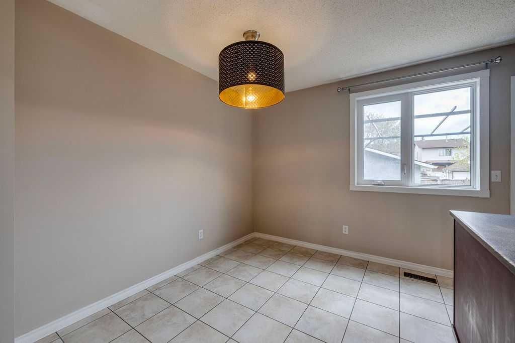 232 Bedfield Court NE, Calgary — photo 5 of 32