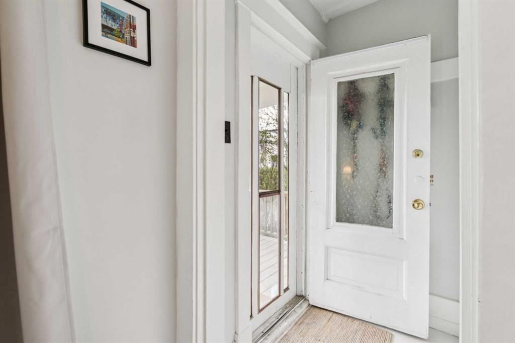 1305 20 Avenue NW, Calgary — photo 4 of 34