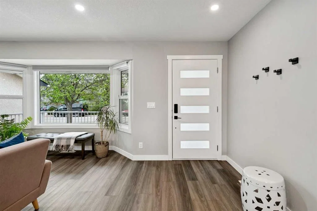 7116 Hunterwood Road NW, Calgary — photo 2 of 43