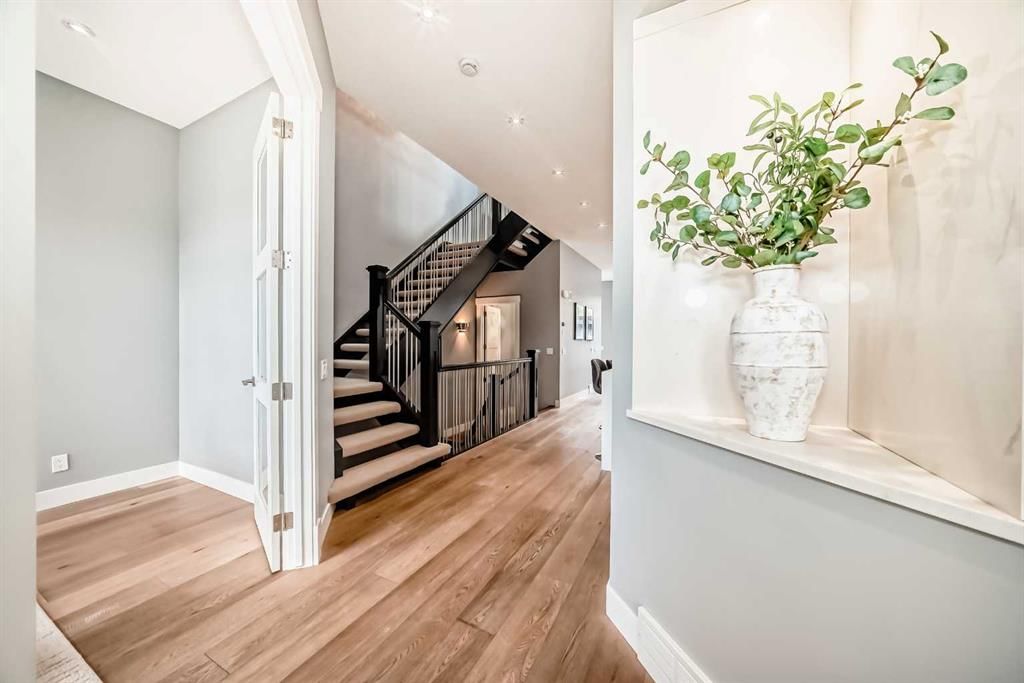1518 19 Avenue NW, Calgary — photo 3 of 30