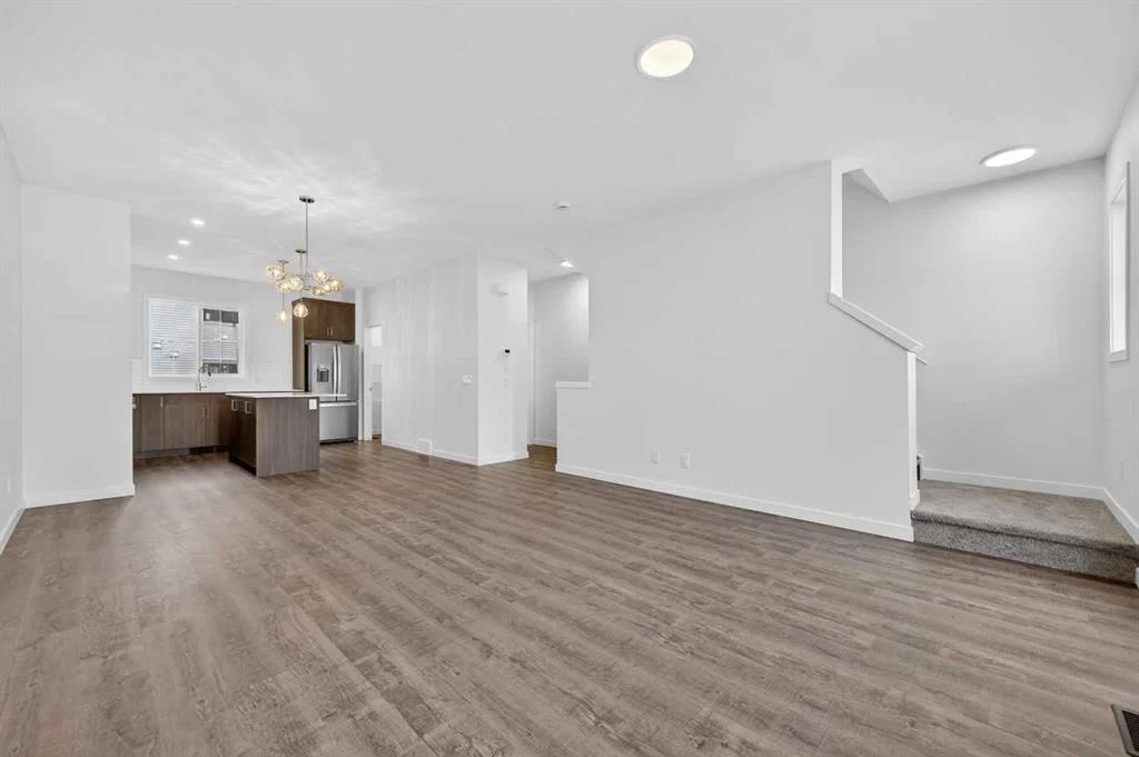 56 Creekside Drive SW, Calgary — photo 4 of 37