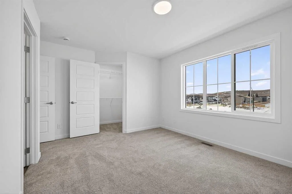56 Creekside Drive SW, Calgary — photo 5 of 37