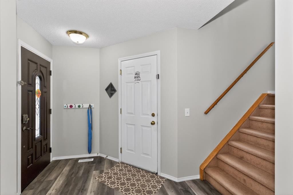 42 Royal Elm Drive NW, Calgary — photo 3 of 42