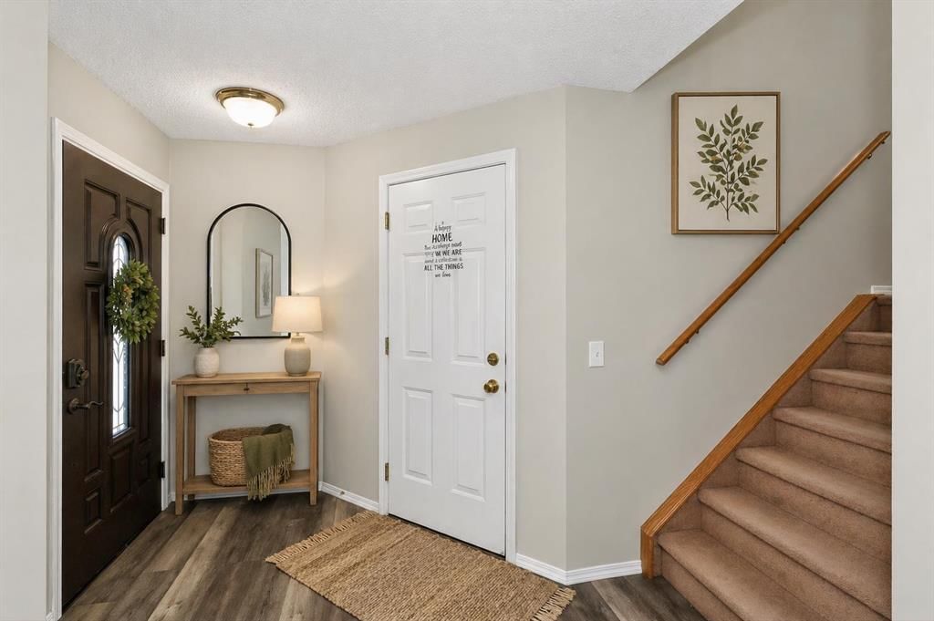 42 Royal Elm Drive NW, Calgary — photo 4 of 42