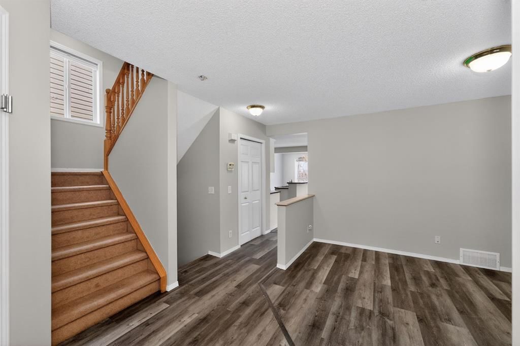 42 Royal Elm Drive NW, Calgary — photo 5 of 42