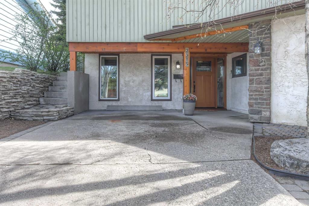2519 Cherokee Drive NW, Calgary — photo 2 of 50