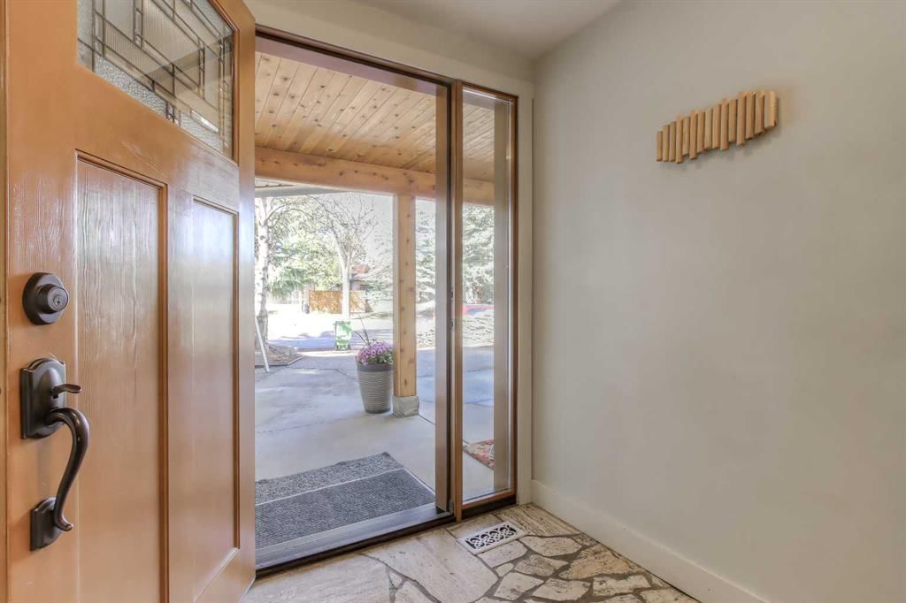 2519 Cherokee Drive NW, Calgary — photo 3 of 50