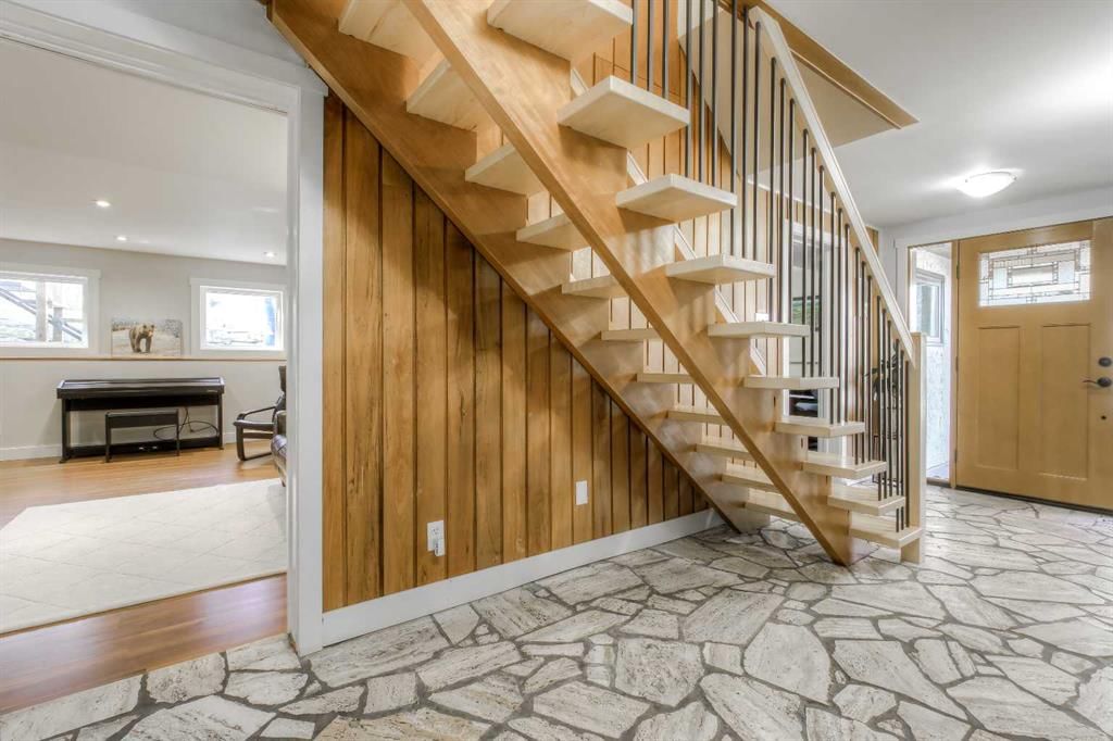 2519 Cherokee Drive NW, Calgary — photo 4 of 50
