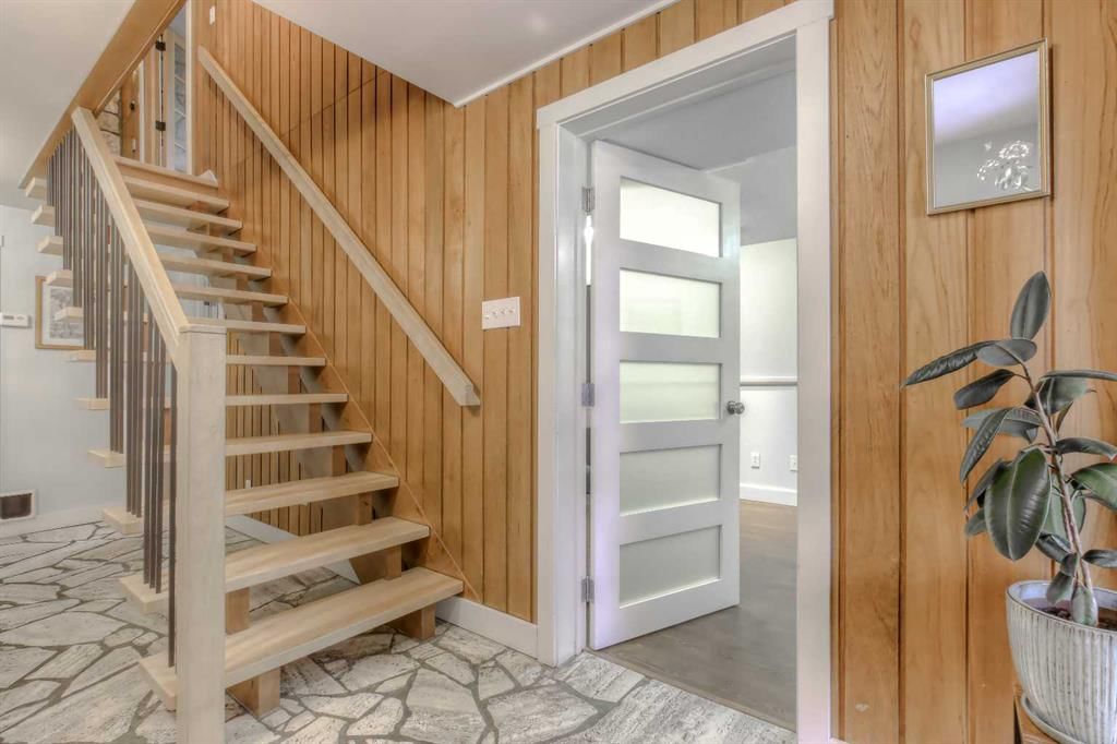 2519 Cherokee Drive NW, Calgary — photo 5 of 50