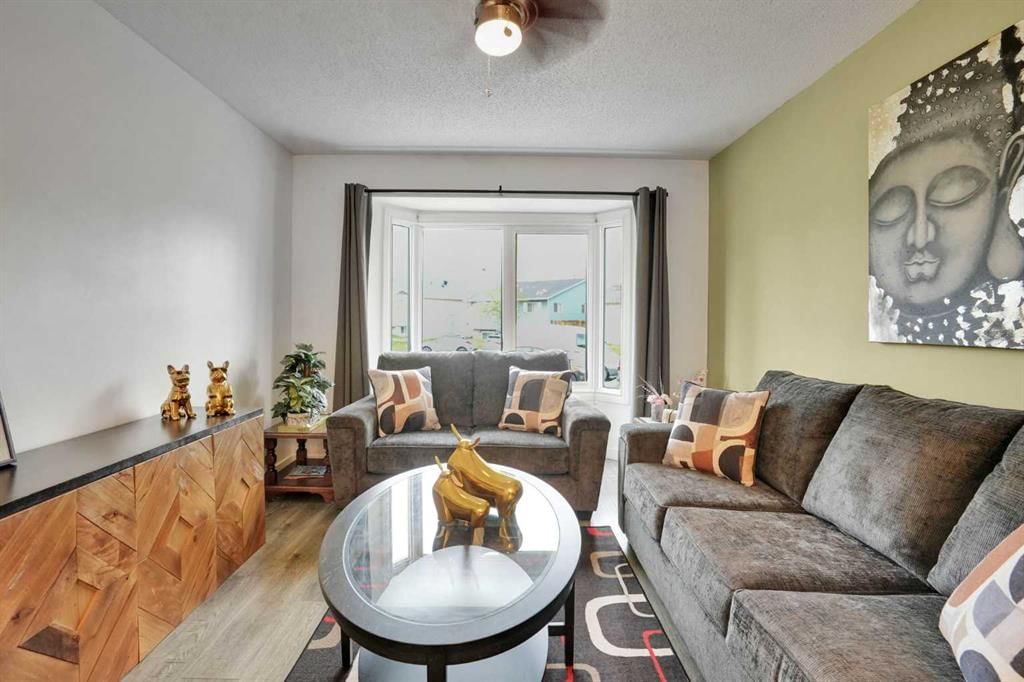 32 Taraglen Place NE, Calgary — photo 5 of 34