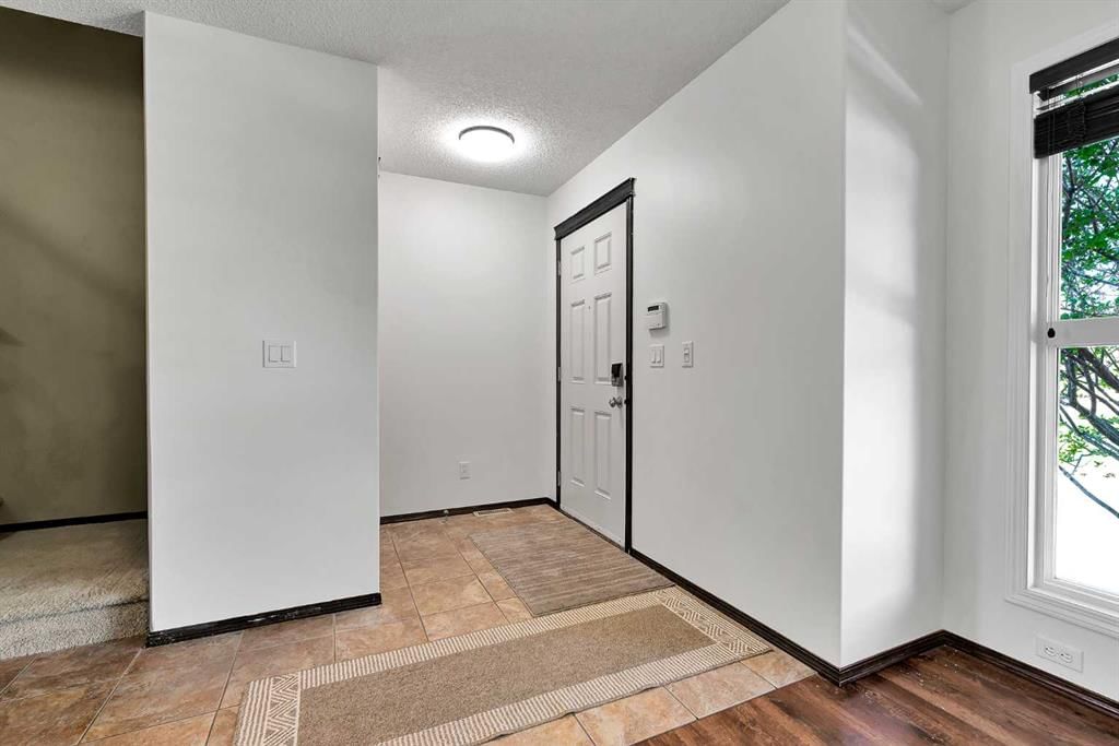 10 Autumn Green SE, Calgary — photo 4 of 40
