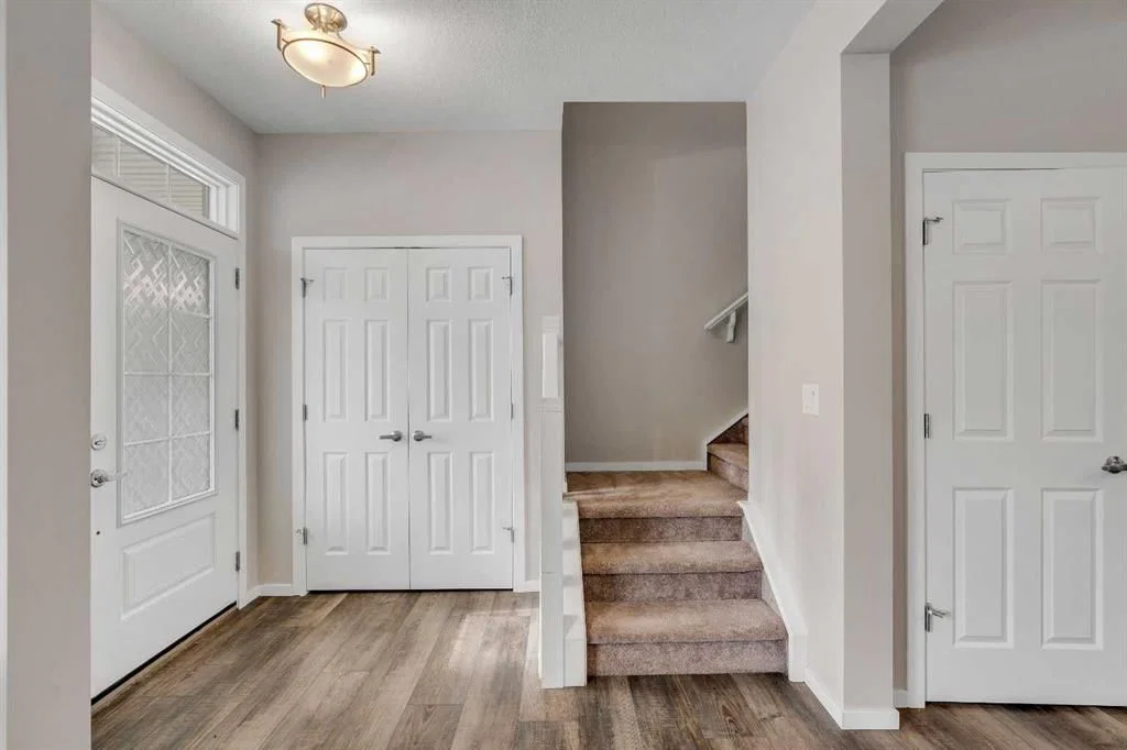 129 Yorkville Manor SW, Calgary — photo 2 of 30