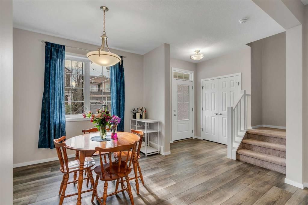 129 Yorkville Manor SW, Calgary — photo 3 of 30